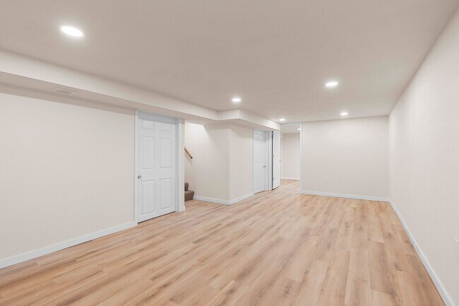 Building Photo - 1045 Green Acres Ln