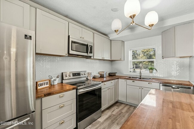 Building Photo - 6204 Commodore Dr