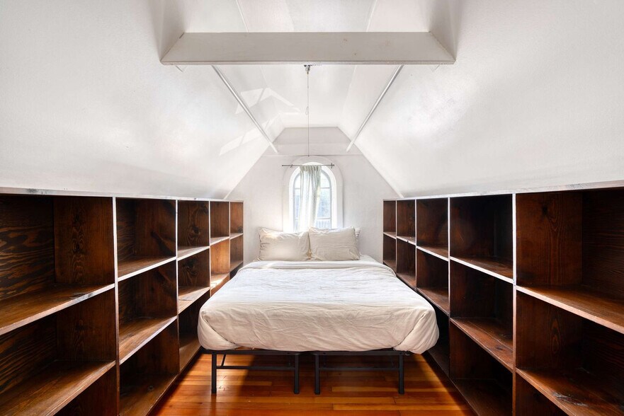 Building Photo - 3565 NE Broadway