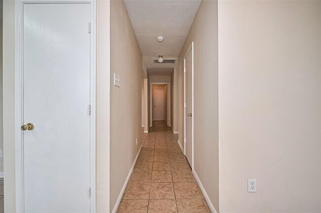 Building Photo - 7203 River Pines Dr