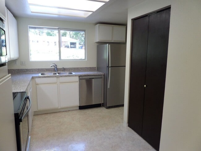 Building Photo - Super-Cute 2 Bedroom, 2 Bath Duplex in Unb...
