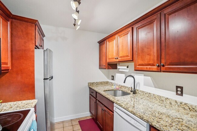 Building Photo - 35 Des Moines Rd