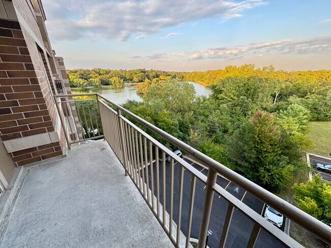 Building Photo - 125 Lakeview Dr
