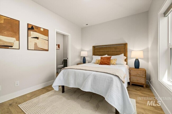 Building Photo - 10494 W Shields Ave