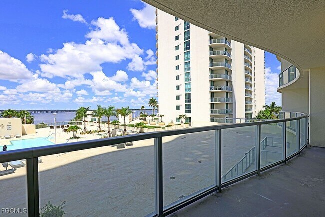 Building Photo - 3000 Oasis Grand Blvd