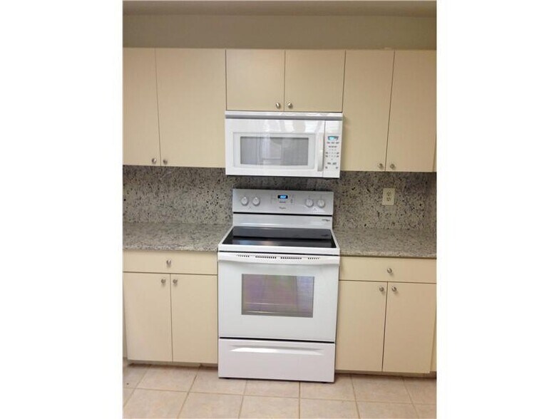 Building Photo - 6542 Via Regina