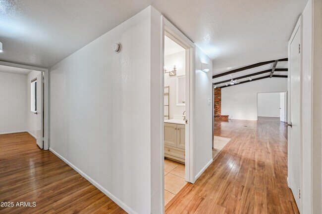 Building Photo - 1218 E Vinedo Ln