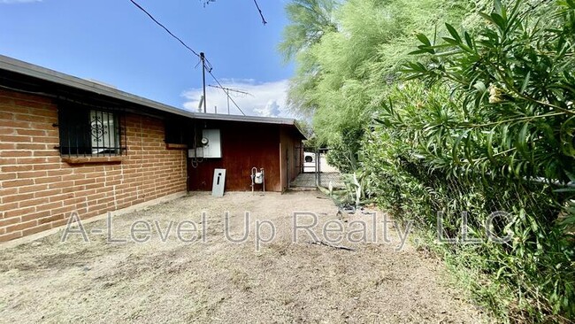 Building Photo - 316 E Elm St