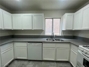 Building Photo - 5586 Lago Ct