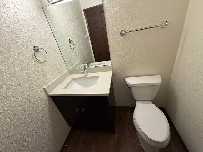 Building Photo - 3 Bed 2.5 Bath in the Heart of Bellevue