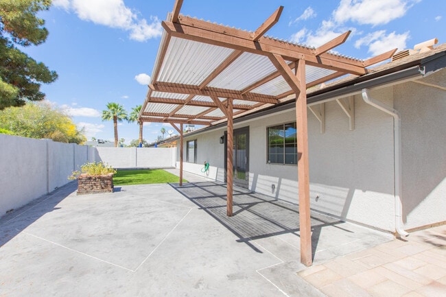 Building Photo - 2607 E Larkspur Dr