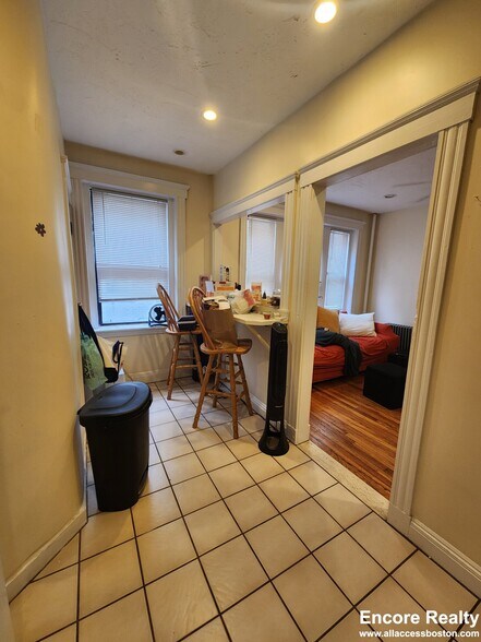 Building Photo - 245 Kelton St