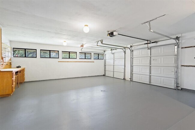 Building Photo - 113 Comet