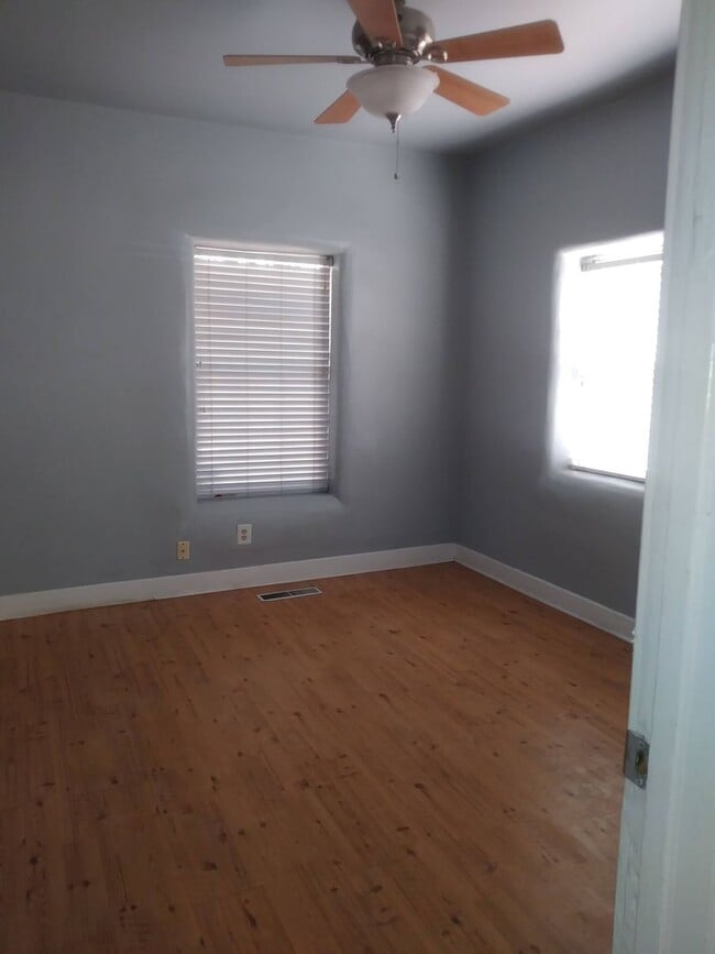 Building Photo - 2 bedrooms, 1 bath, fenced yard near CNM, UNM