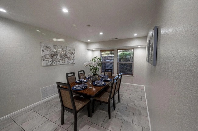 Building Photo - 1915 Washington St