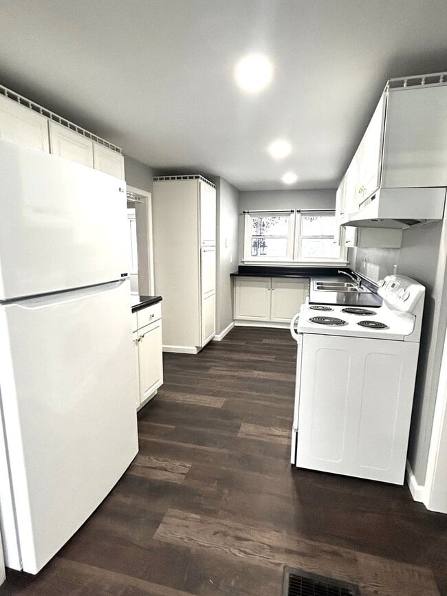 Building Photo - 2941 S 10th St