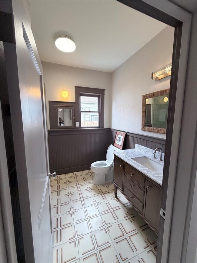 Building Photo - 1914 W Magnolia Ave