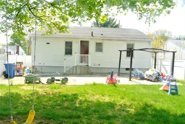 Building Photo - 13 Alden St
