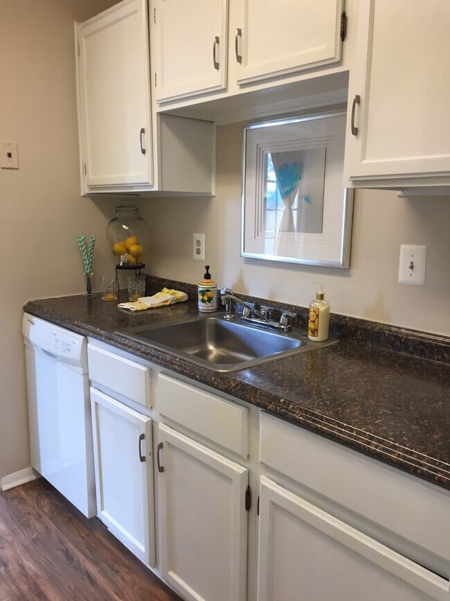 Building Photo - 3945 Lyndhurst Dr