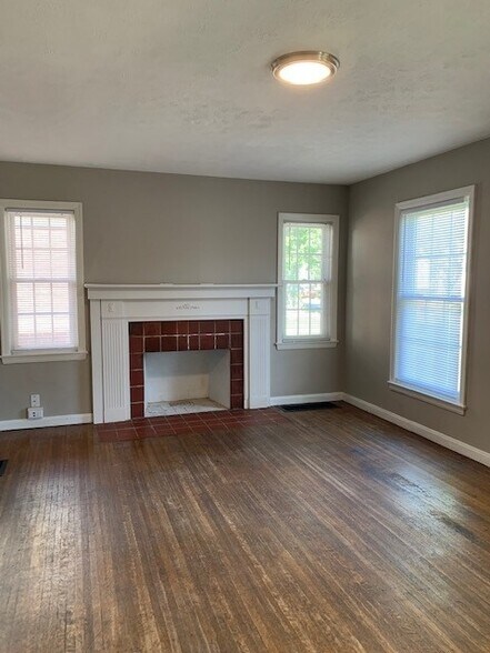 Building Photo - 827 W 44th St