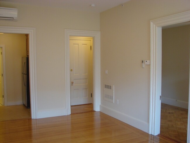 Building Photo - 404 Marlborough St