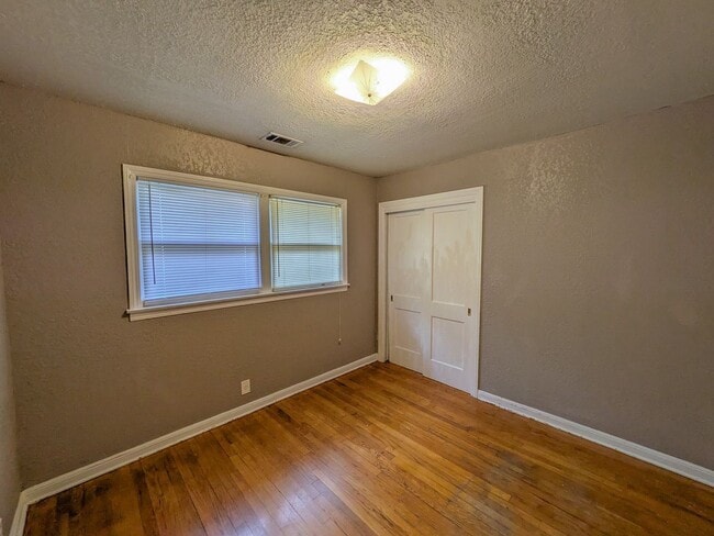 Building Photo - 306 Bridal Wreath Ave