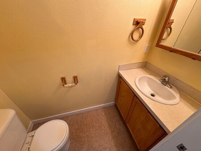 Building Photo - Blocks from UO! 2 large bedrooms 1.5 bath ...