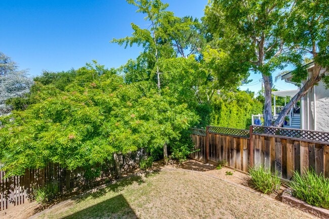 Building Photo - Large 3,767 sqft home on a 10,000 sqft lot- 2 bed located on 1st floor w/ separate entrance - Top...