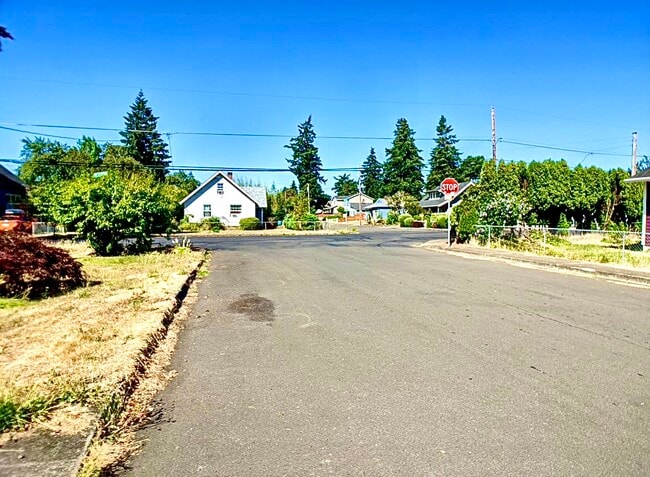 Building Photo - 8010 SE Henry St