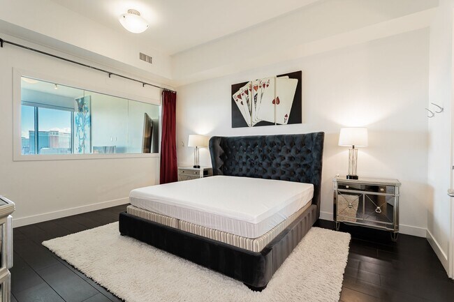 Building Photo - Fully Furnished High Rise with Wynn Golf Course Views!