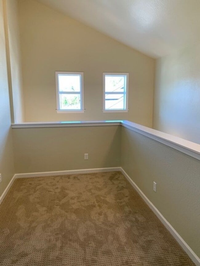Building Photo - 3 Bedroom 2 Bath Single Family Home