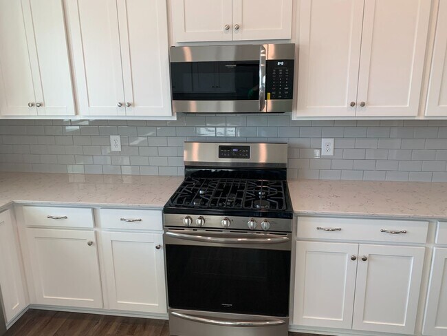 Building Photo - Resort life for your family in the Palisades!