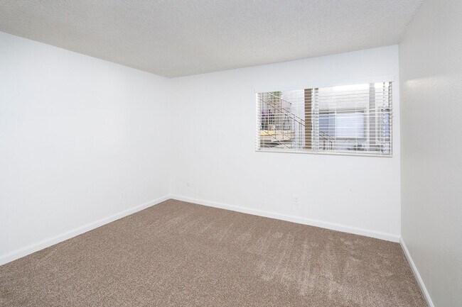 Building Photo - Chula Vista: Large One Bedroom in Gated Co...