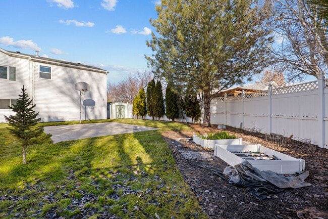 Building Photo - Spacious 4 Bedroom Home in Quiet Orem Neighborhood