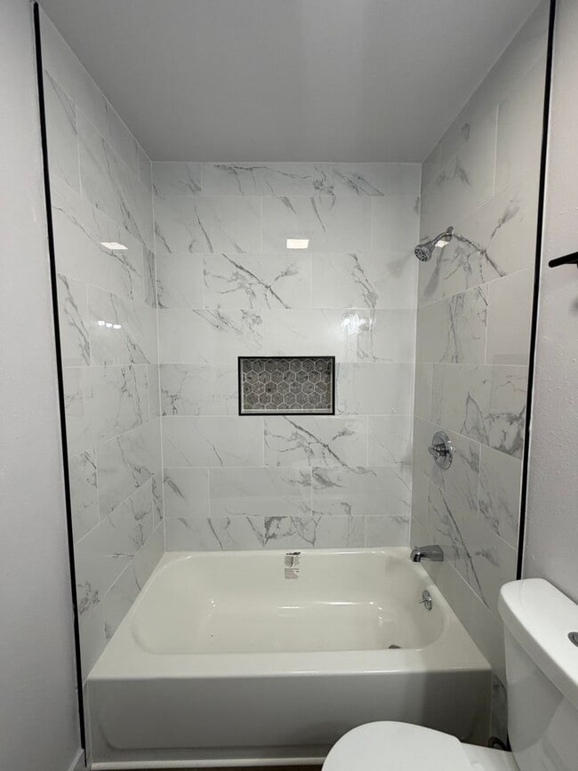 Building Photo - 601 W 94th St