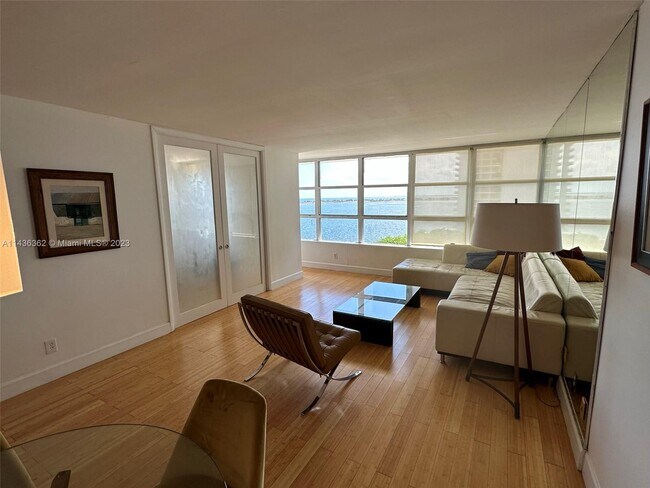 Building Photo - 1440 Brickell Bay Dr