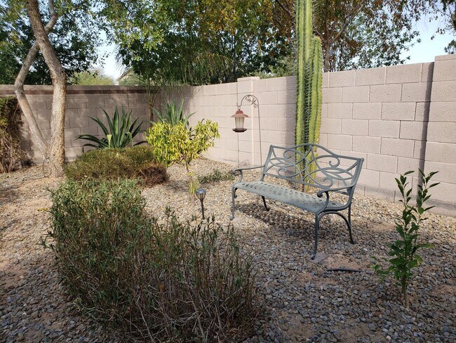 Building Photo - 208 E Caribbean Dr