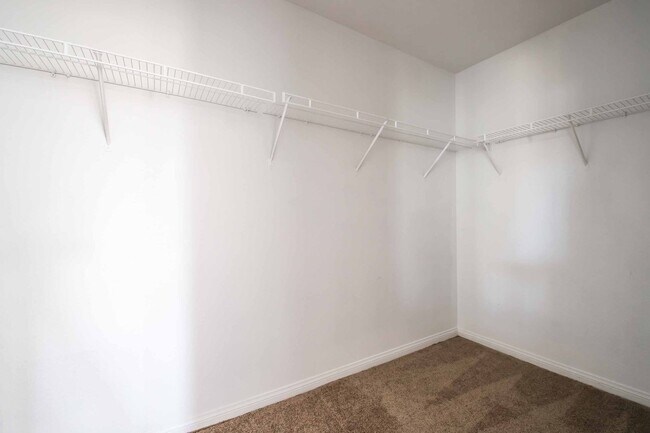 Building Photo - Cute 5 Bedroom Home with a 3 Car Garage!