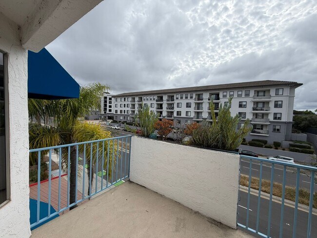 Building Photo - Light-Filled 1 Bed / 1 Bath Condo in UTC, San Diego – Skylights & Balcony