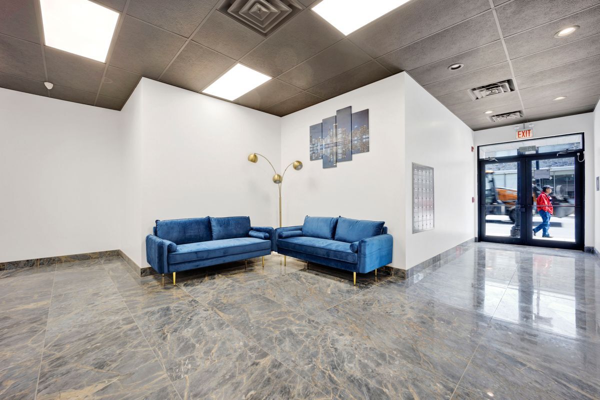 Building Photo - 4350 W Lawrence Ave