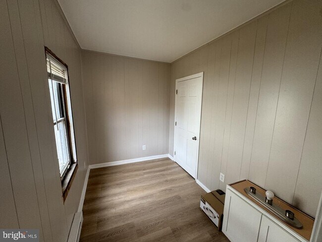 Building Photo - 112 Academy Ave