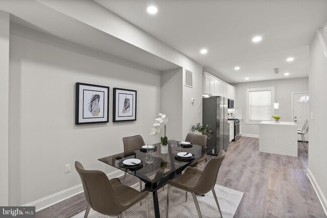 Building Photo - 518 N Lakewood Ave