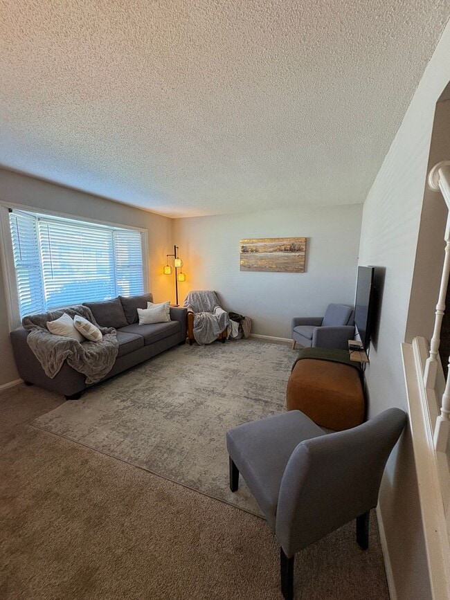 Building Photo - Lovely 2 bedroom 1.5 Bath