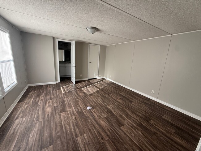 Building Photo - 80 Redwood Ln