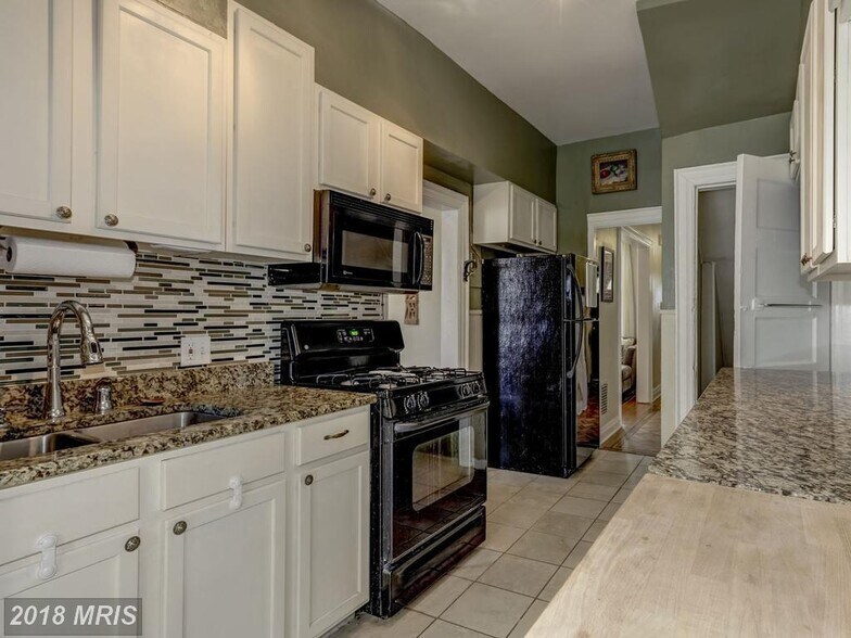 Kitchen with granite countertops (fridge recently replaced) - 616 Lamont St NW