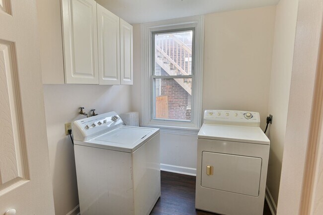 Building Photo - Charming 3 Bedroom on 2nd St