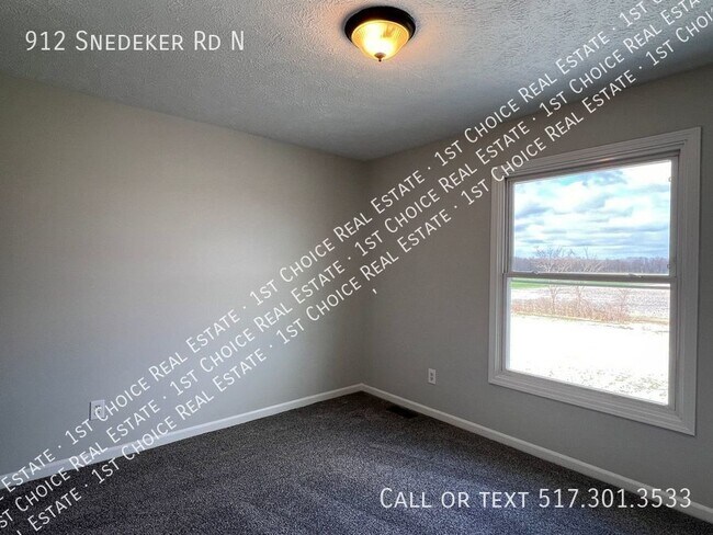 Building Photo - 912 Snedeker Rd N