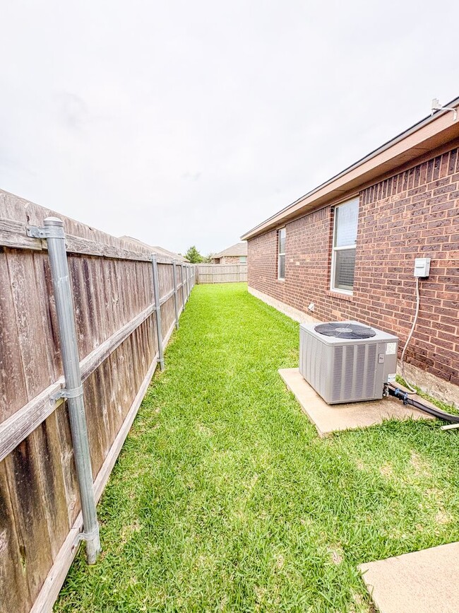 Building Photo - 511 Karey Dr