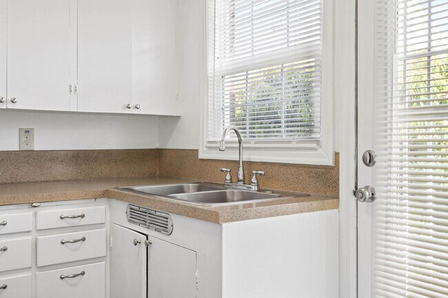 Building Photo - Beautifully maintained 1-bdrm/1-bath unit in 4-plex. Fireplace, off-street parking, laundry, grea...