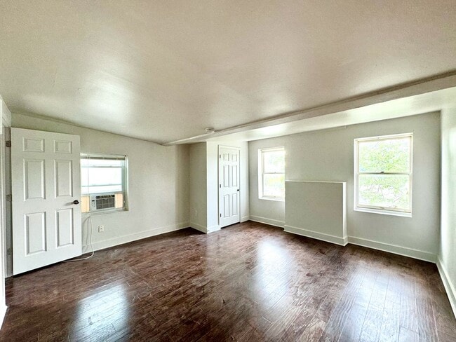 Building Photo - 2233 Victor St